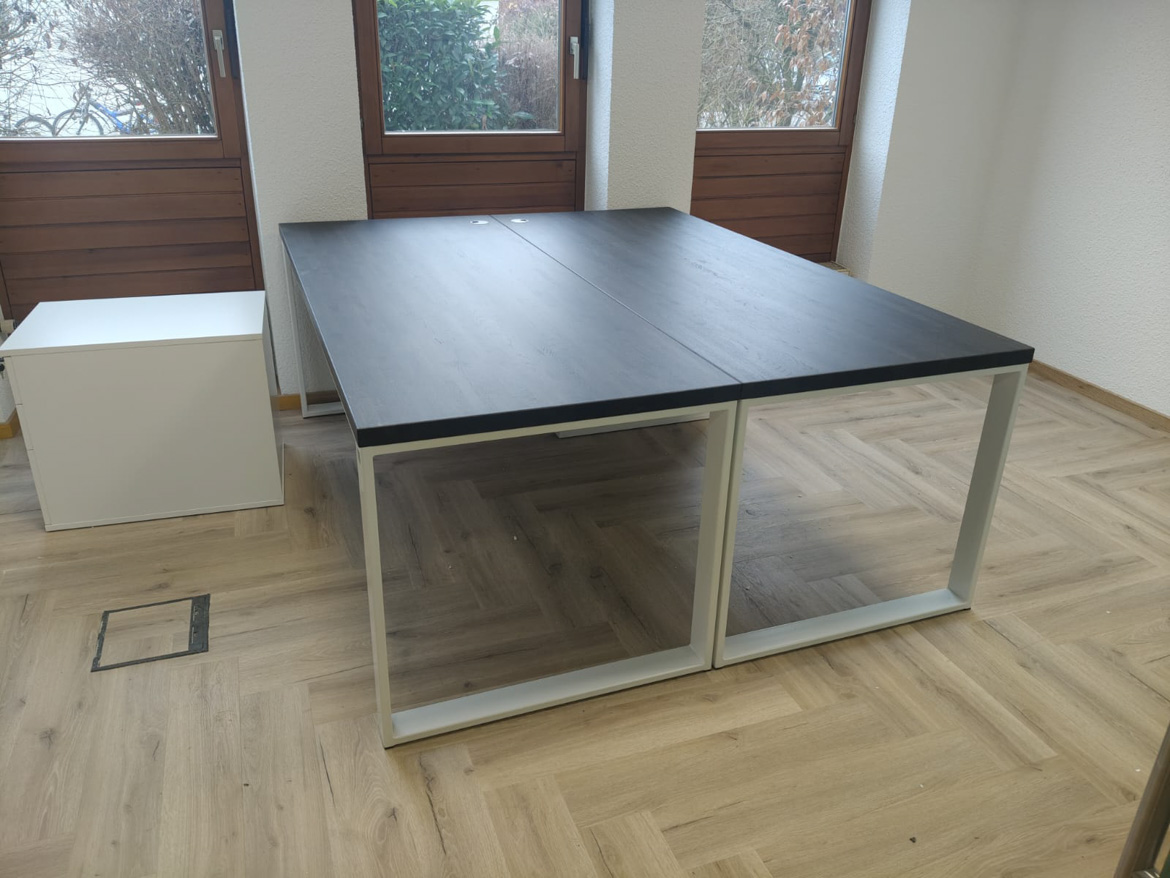Bureaux en ébène avec caissons pour une agence immobilière à Bad Waldsee (Allemagne)