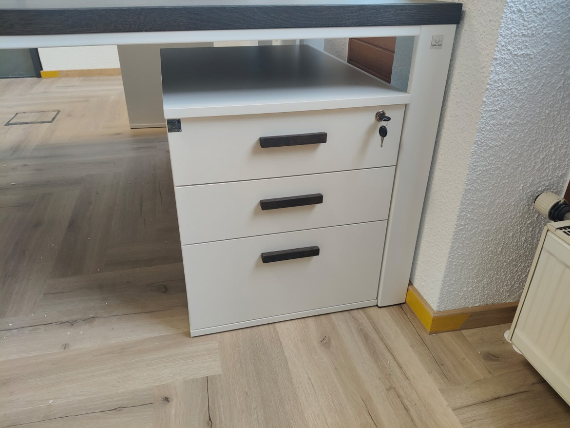 Bureaux en ébène avec caissons pour une agence immobilière à Bad Waldsee (Allemagne)
