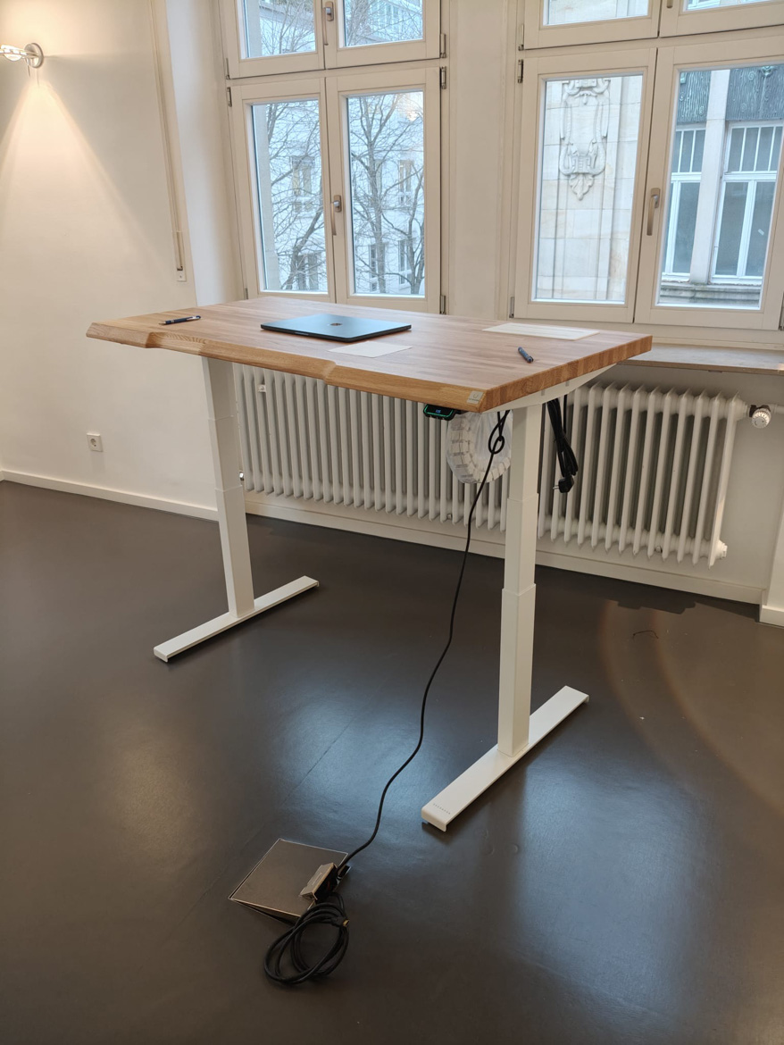 Bureau blanc réglable pour un cabinet médical à Stuttgart