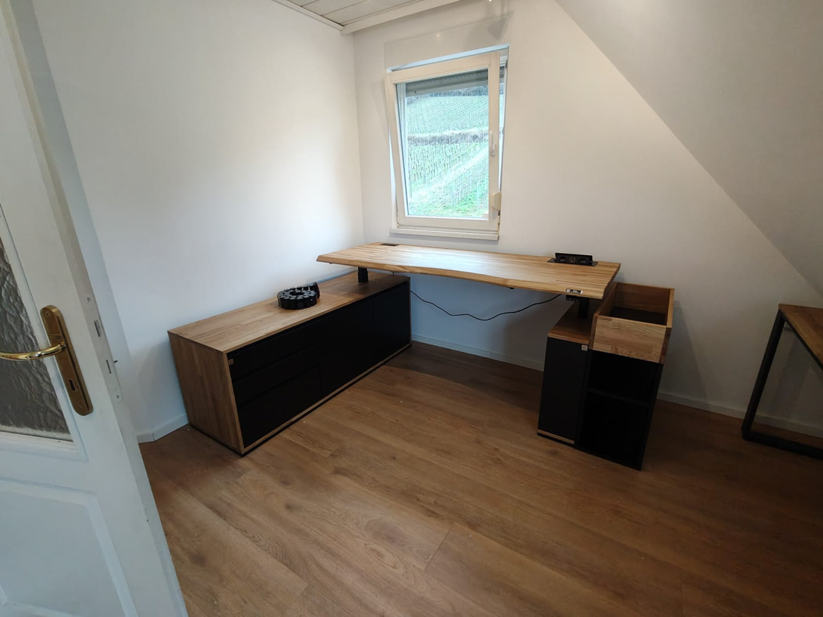 Bureau réglable avec caisson agrandi et jardinière pour un cabinet de conseil financier à Bensheim