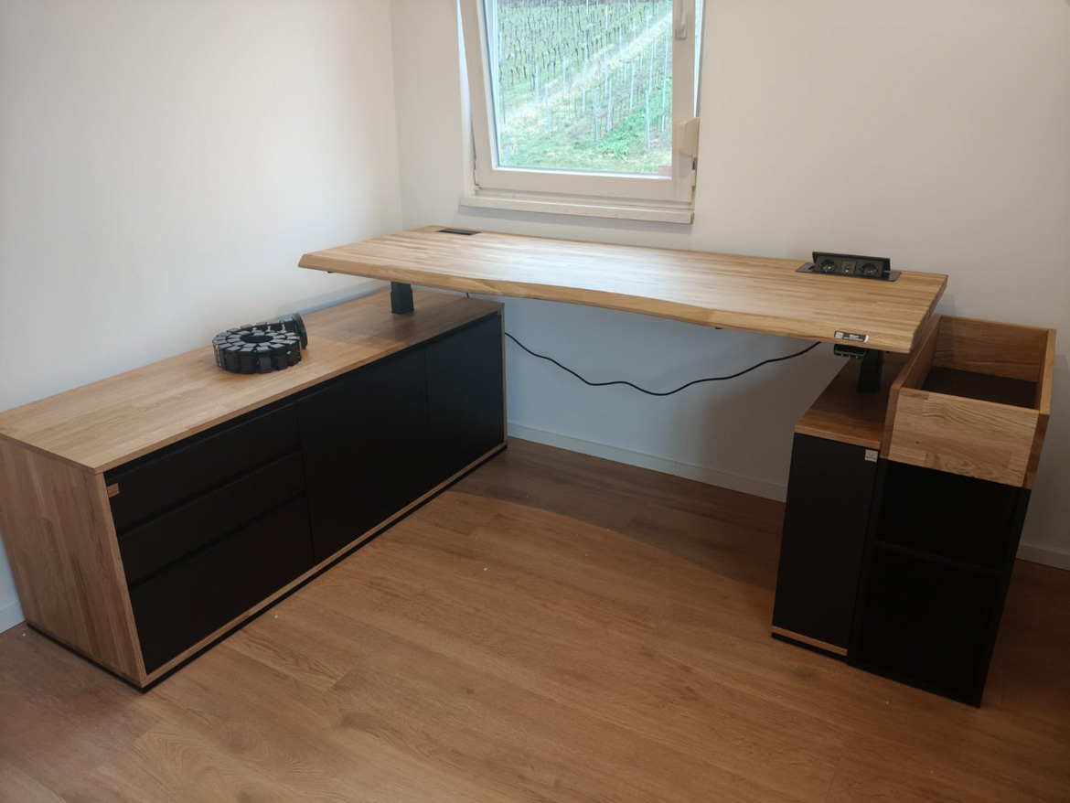 Bureau réglable avec caisson agrandi et jardinière pour un cabinet de conseil financier à Bensheim