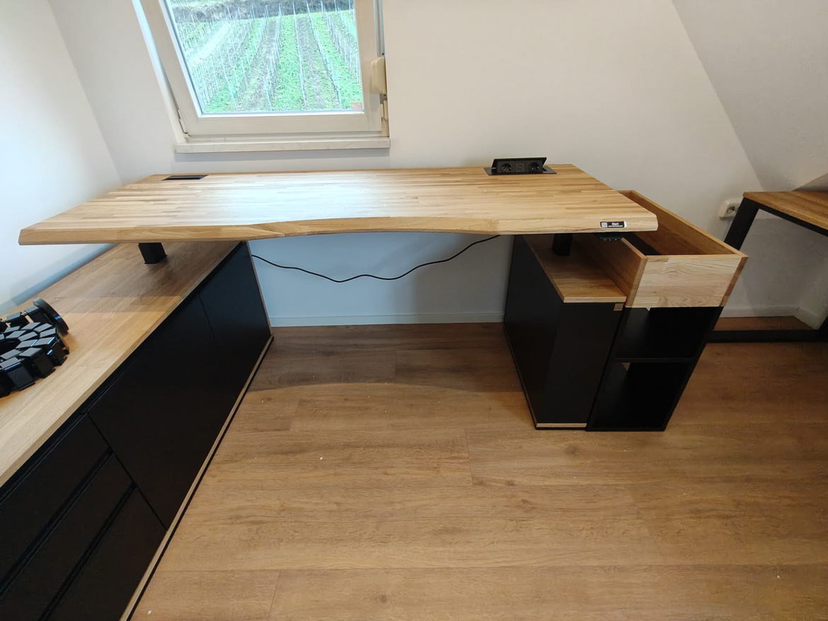 Bureau réglable avec caisson agrandi et jardinière pour un cabinet de conseil financier à Bensheim