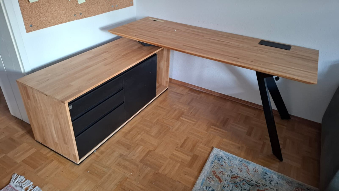 Bureau d'angle à pieds inclinés pour un client allemand