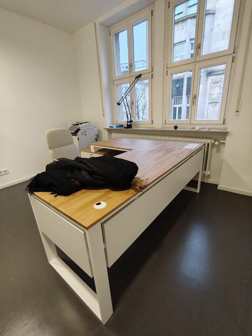 Bureau d'angle blanc avec caisson pour un cabinet médical à Stuttgart