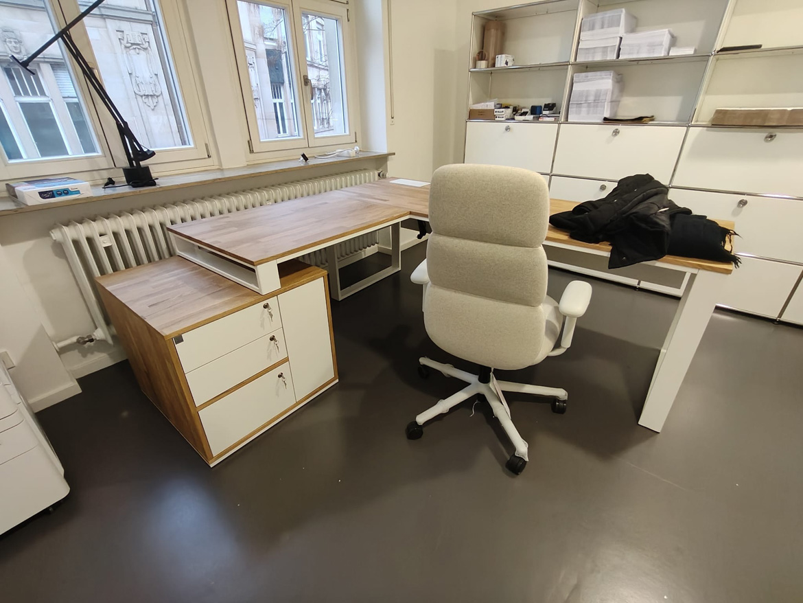 Bureau d'angle blanc avec caisson pour un cabinet médical à Stuttgart