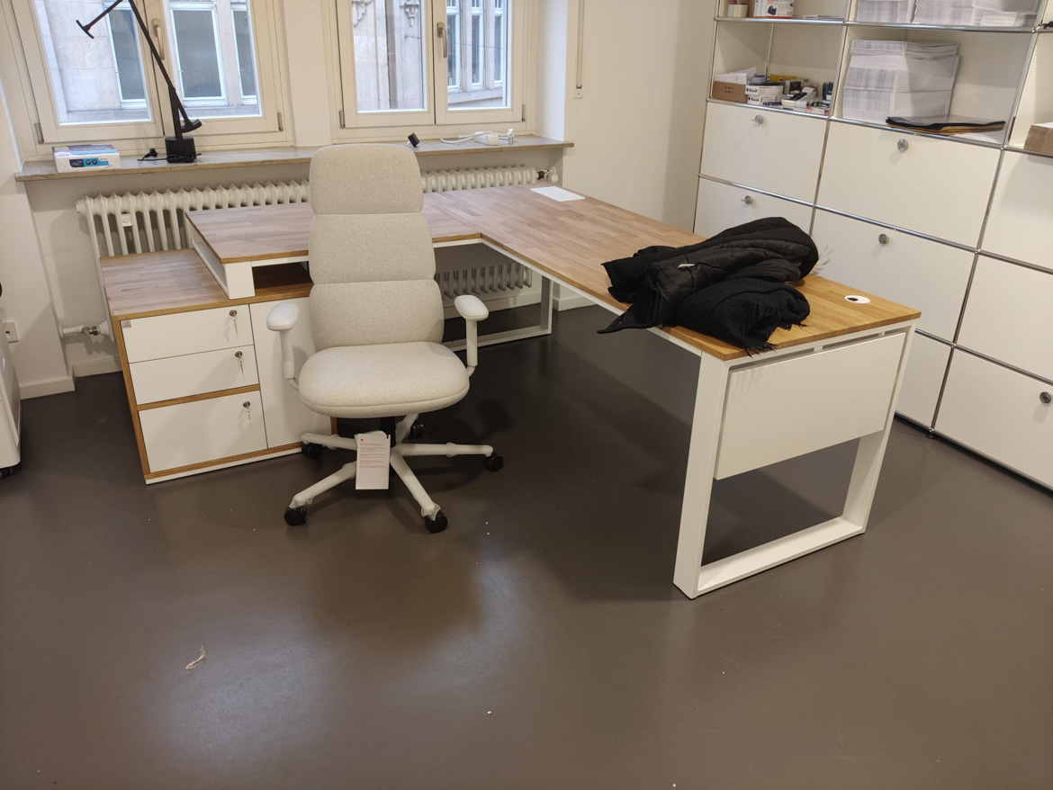 Bureau d'angle blanc avec caisson pour un cabinet médical à Stuttgart
