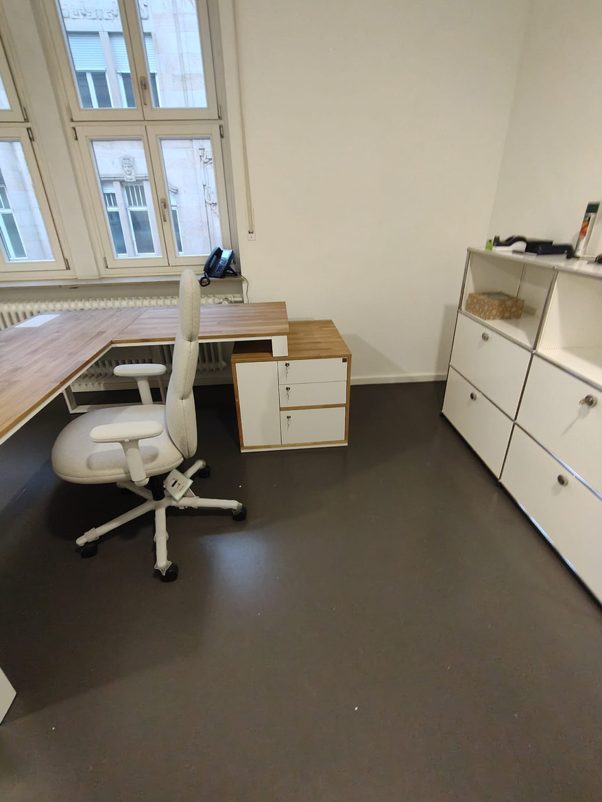 Bureau d'angle blanc avec caisson pour un cabinet médical à Stuttgart