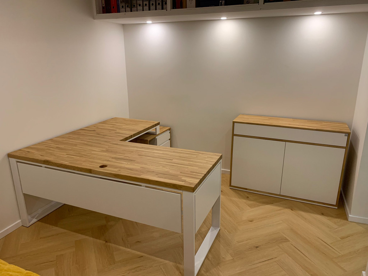 Un bureau d'angle blanc pour un petit bureau destiné à un client de Berlin
