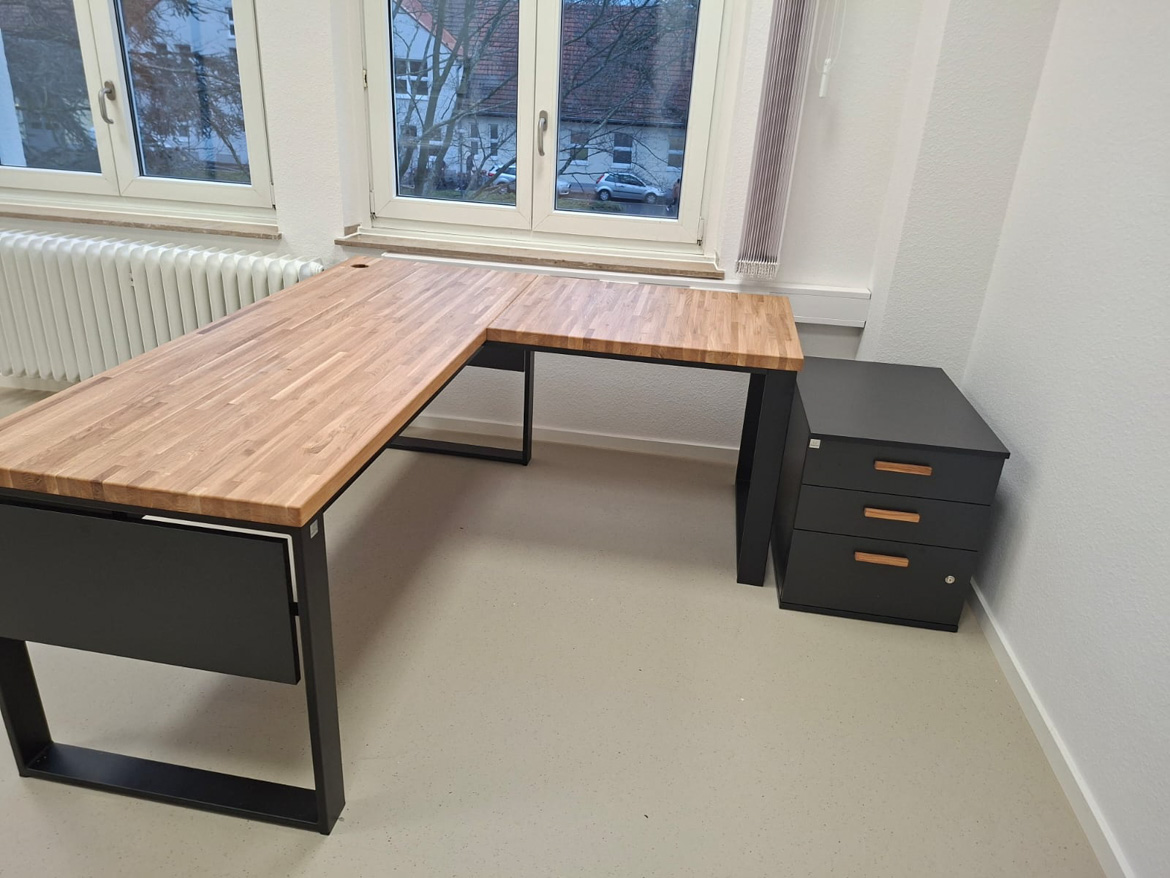 Bureau d'angle avec caisson pour M. Jan, professionnel du secteur médical à Cologne – deuxième partie du projet