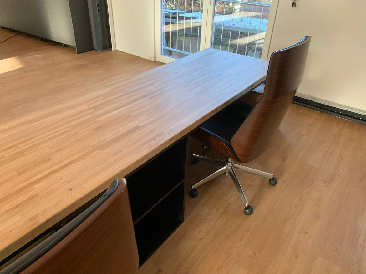 Un bureau double de trois mètres de long avec caissons pour la société Köhnen-Kaffeesysteme, située à Essen en Allemagne