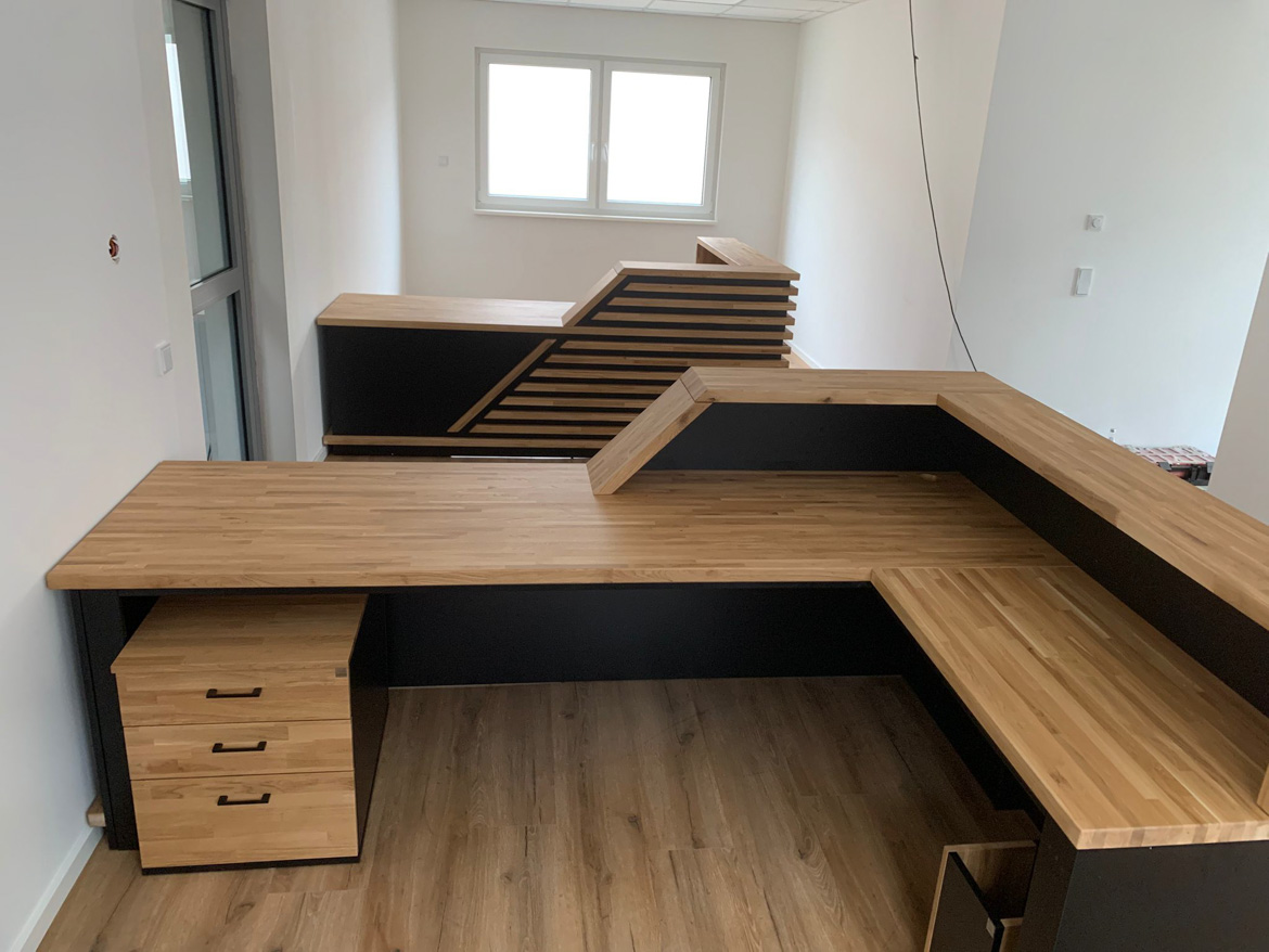 Deux comptoirs d'accueil à lamelles pour SenCom GmbH à Feldkirchen-Westerham, près de Munich, en Allemagne