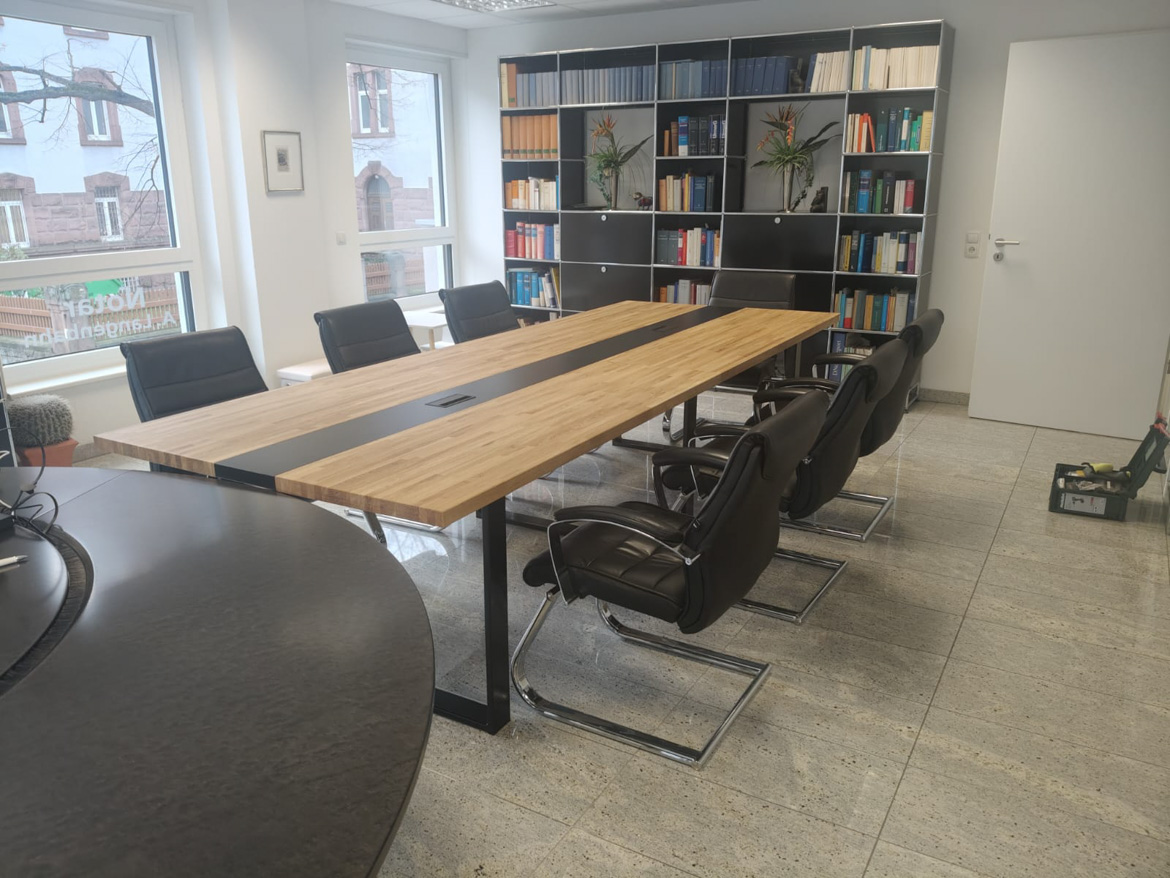 Table de réunion pour une étude notariale à Neustadt an der Weinstrasse (Allemagne)