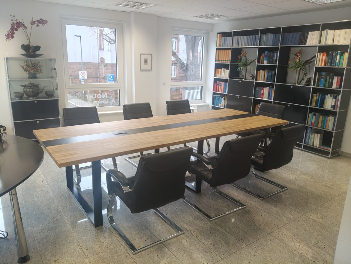 Table de réunion pour une étude notariale à Neustadt an der Weinstrasse (Allemagne)