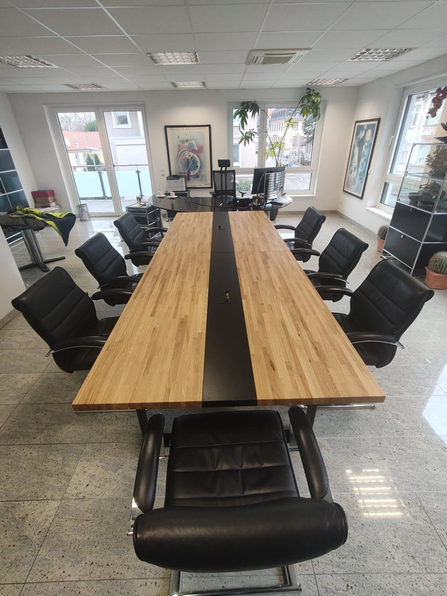 Table de réunion pour une étude notariale à Neustadt an der Weinstrasse (Allemagne)