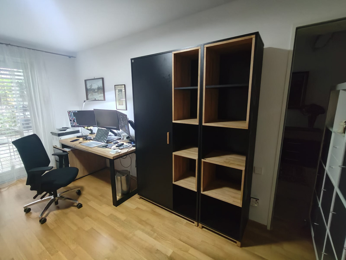 Équipement de bureau à domicile pour M. Aleksander, professionnel du secteur informatique (Allemagne)