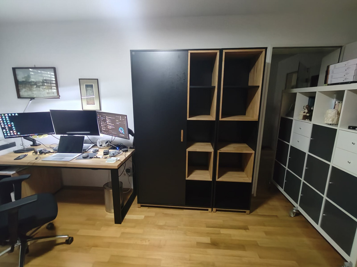Équipement de bureau à domicile pour M. Aleksander, professionnel du secteur informatique (Allemagne)