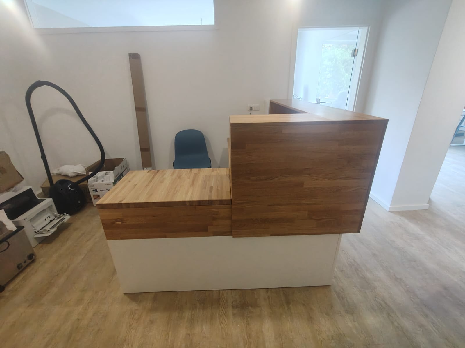 Comptoir d'accueil blanc pour un cabinet d'ergothérapie à Planegg (Allemagne)