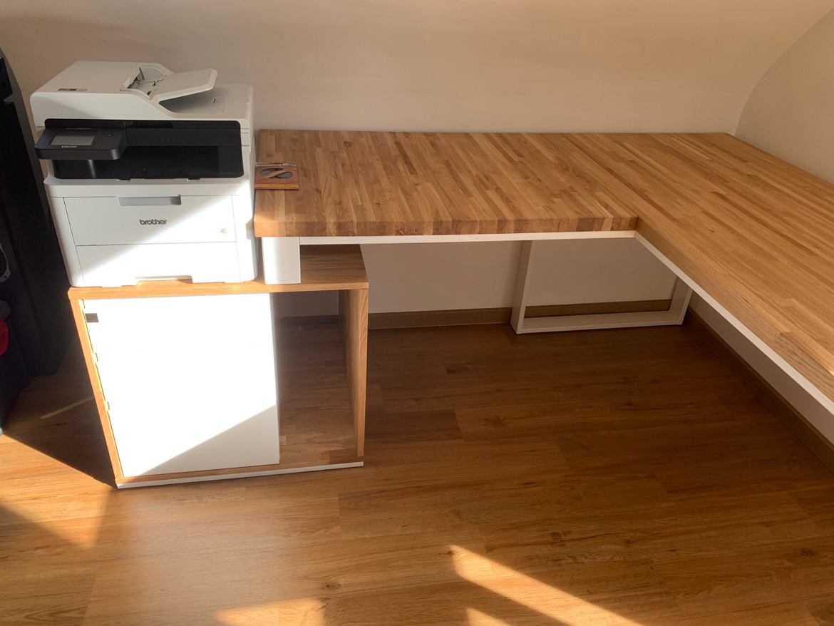 Un bureau blanc pour le coin bureau de M. Olivier, en Allemagne