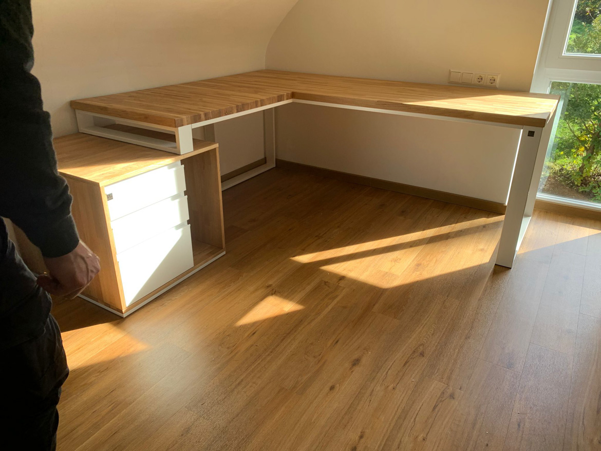 Un bureau blanc pour le coin bureau de M. Olivier, en Allemagne