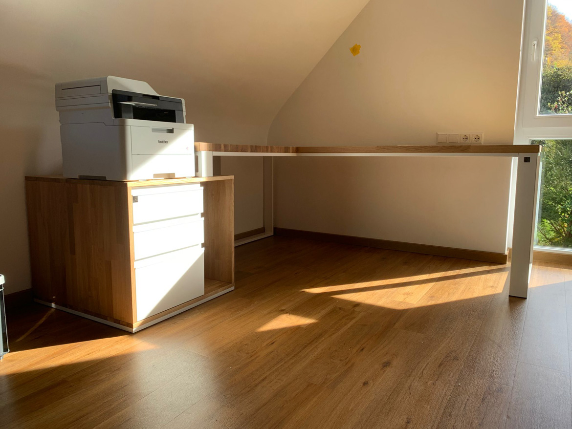 Un bureau blanc pour le coin bureau de M. Olivier, en Allemagne