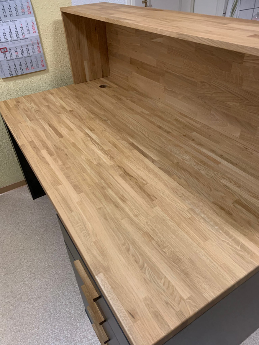 Petit comptoir d'accueil pour un cabinet de kinésithérapie à Bockau (Allemagne)