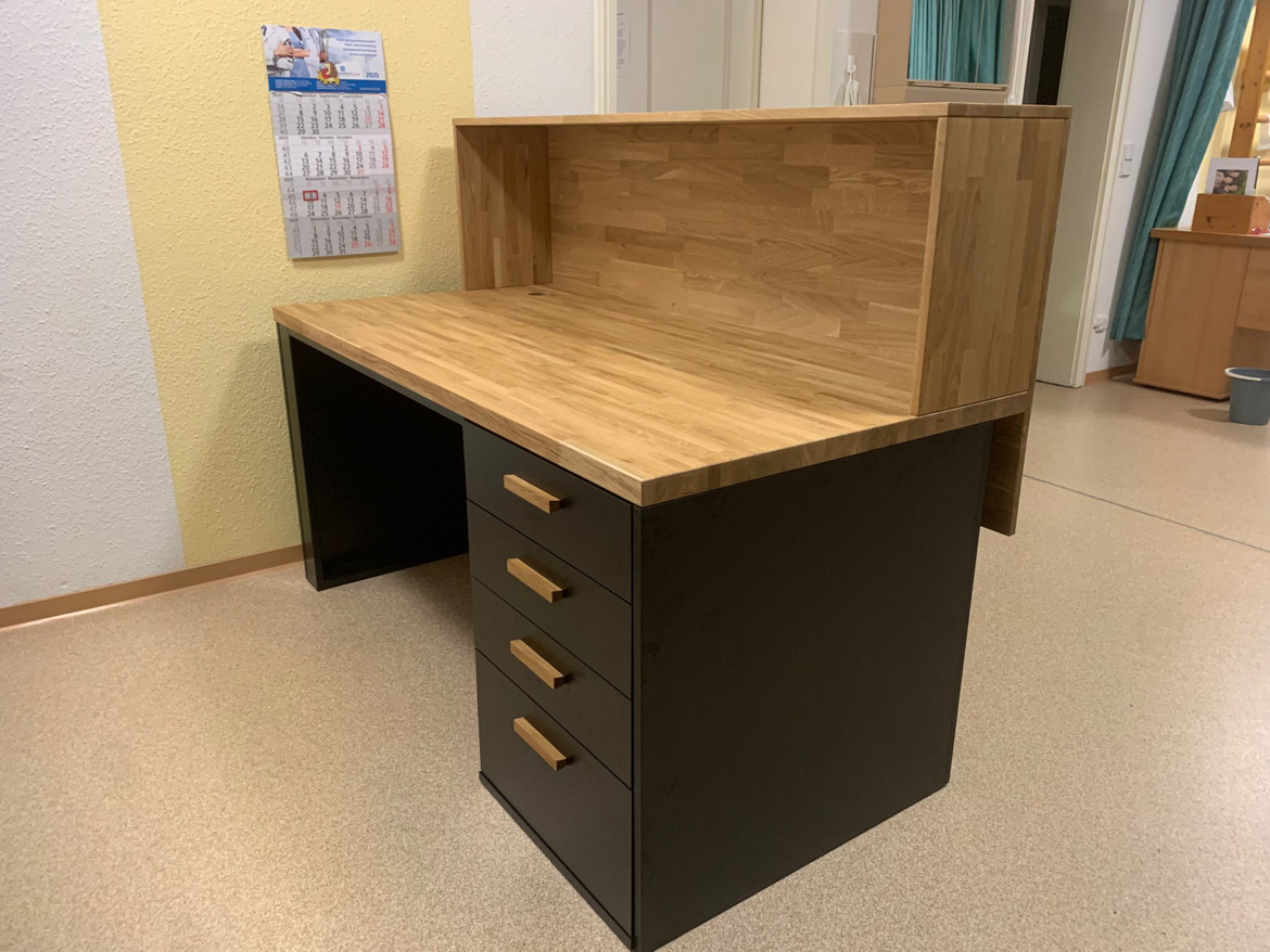 Petit comptoir d'accueil pour un cabinet de kinésithérapie à Bockau (Allemagne)