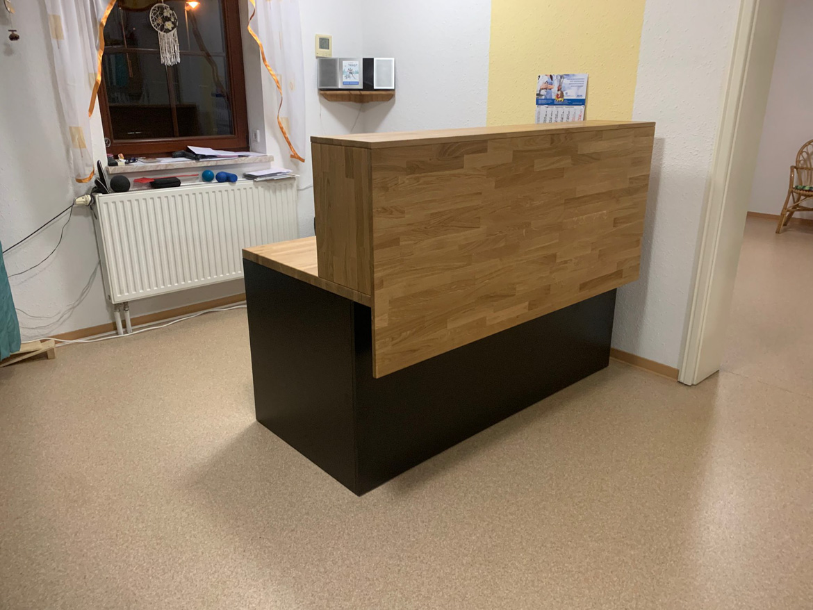 Petit comptoir d'accueil pour un cabinet de kinésithérapie à Bockau (Allemagne)