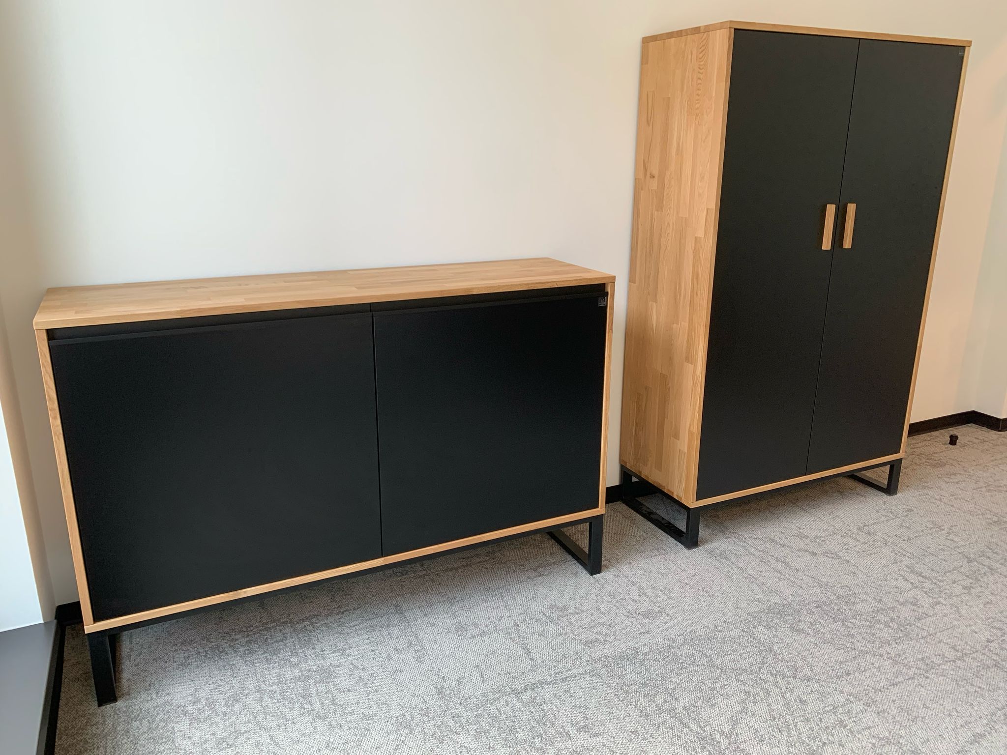 Ensemble de mobilier de bureau pour un client de Cologne (Allemagne)
