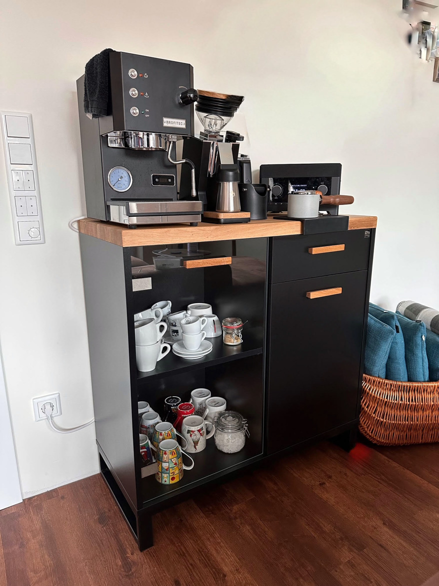 Meuble pour machine à café destiné à un client allemand