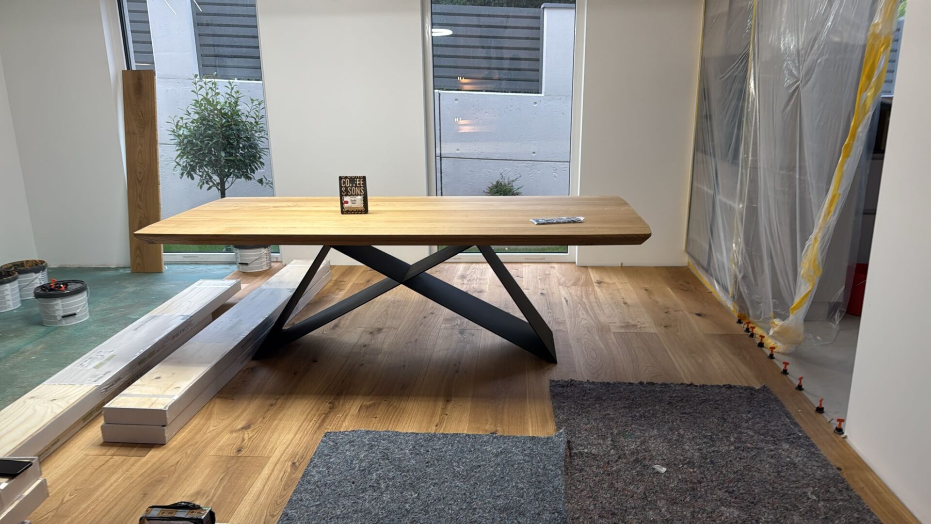 Grande table de salle à manger avec un plateau en chêne massif et un piètement métallique en X – livraison en Allemagne