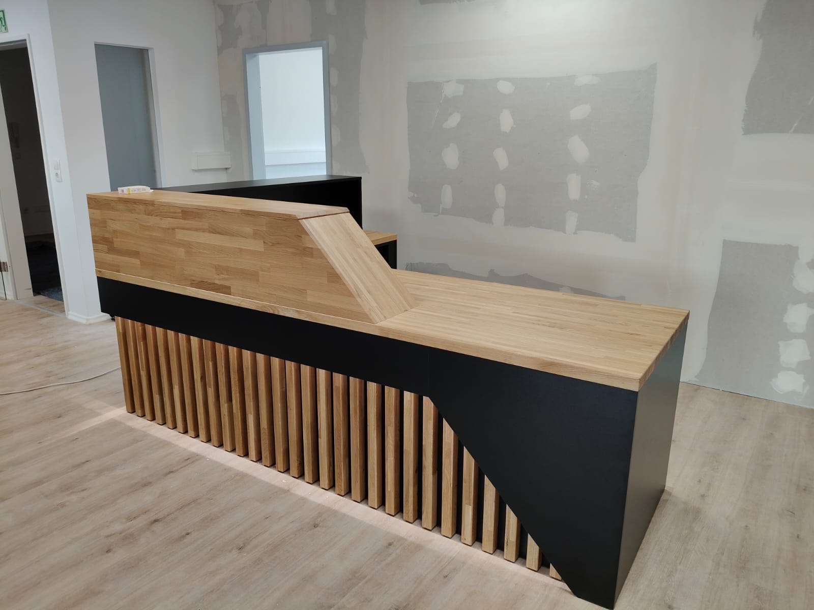 Réception du cabinet de podologie Lindenau à Leipzig (Allemagne) – un intérieur élégant pour un établissement médical