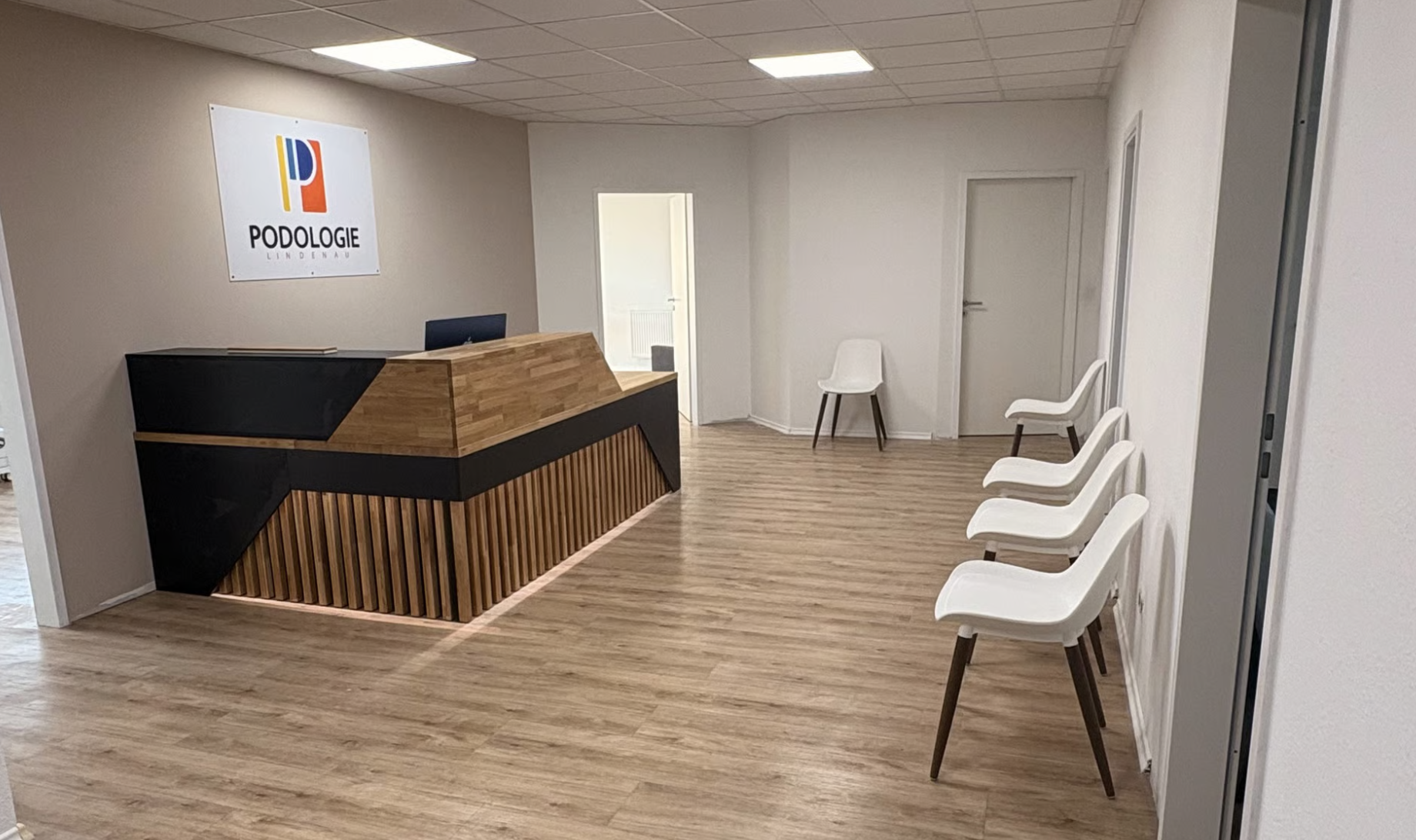 Réception du cabinet de podologie Lindenau à Leipzig (Allemagne) – un intérieur élégant pour un établissement médical