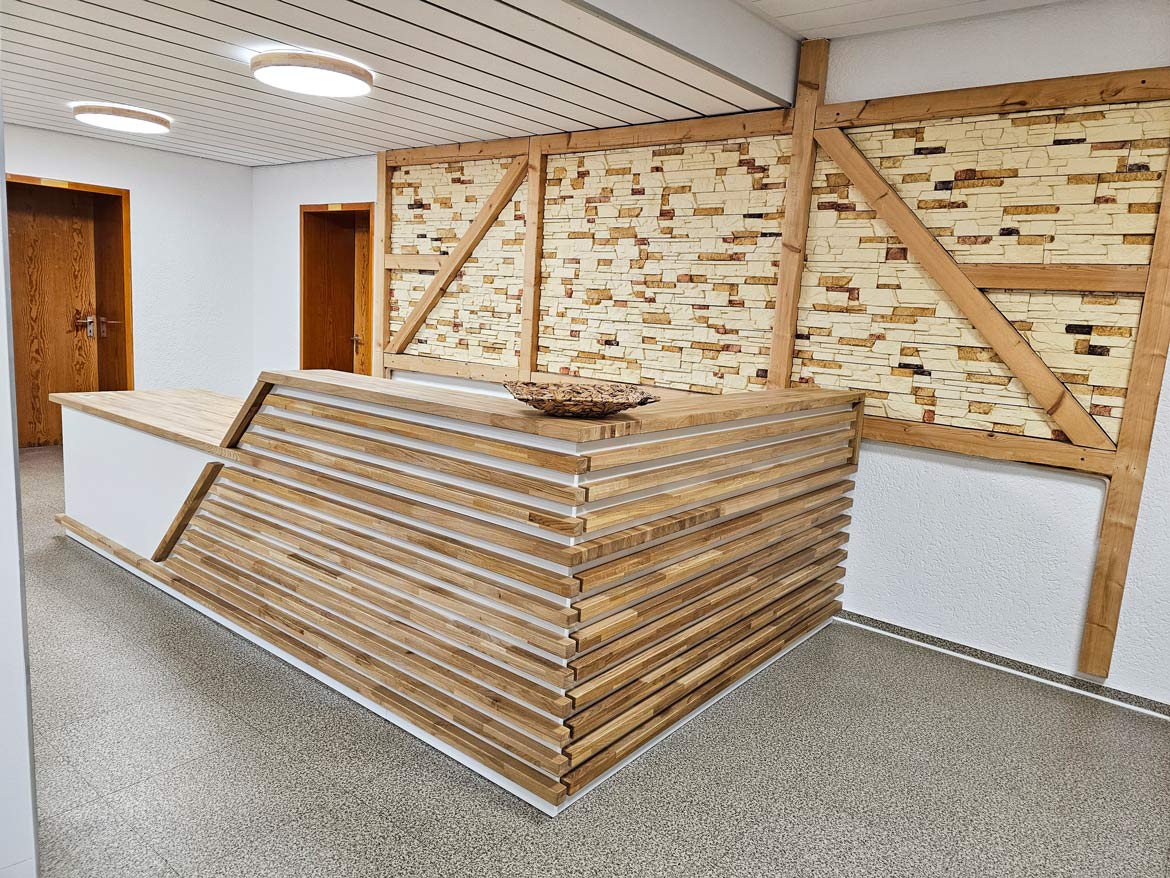 Un comptoir d'accueil impressionnant dans un cabinet de psychothérapie en Allemagne