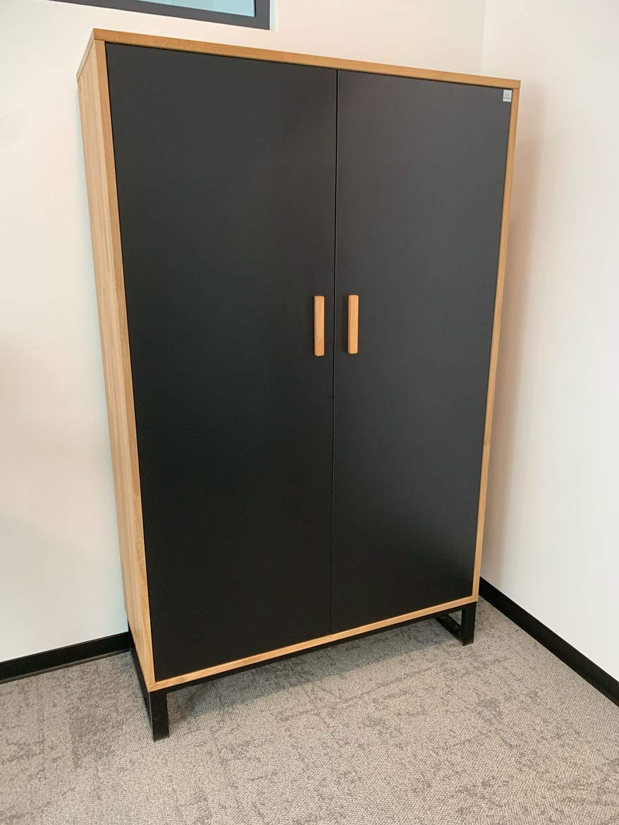 Une armoire haut de gamme en bois naturel sur un piètement métallique vient d'être livrée à un client en Allemagne !