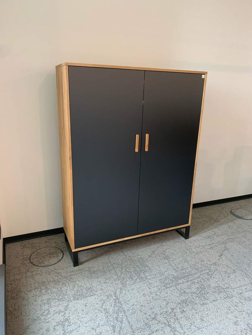 Une armoire haut de gamme en bois naturel sur un piètement métallique vient d'être livrée à un client en Allemagne !