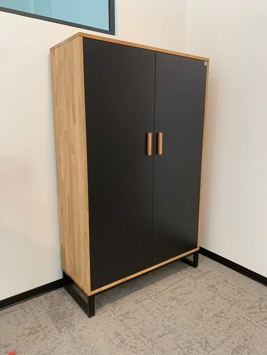 Une armoire haut de gamme en bois naturel sur un piètement métallique vient d'être livrée à un client en Allemagne !