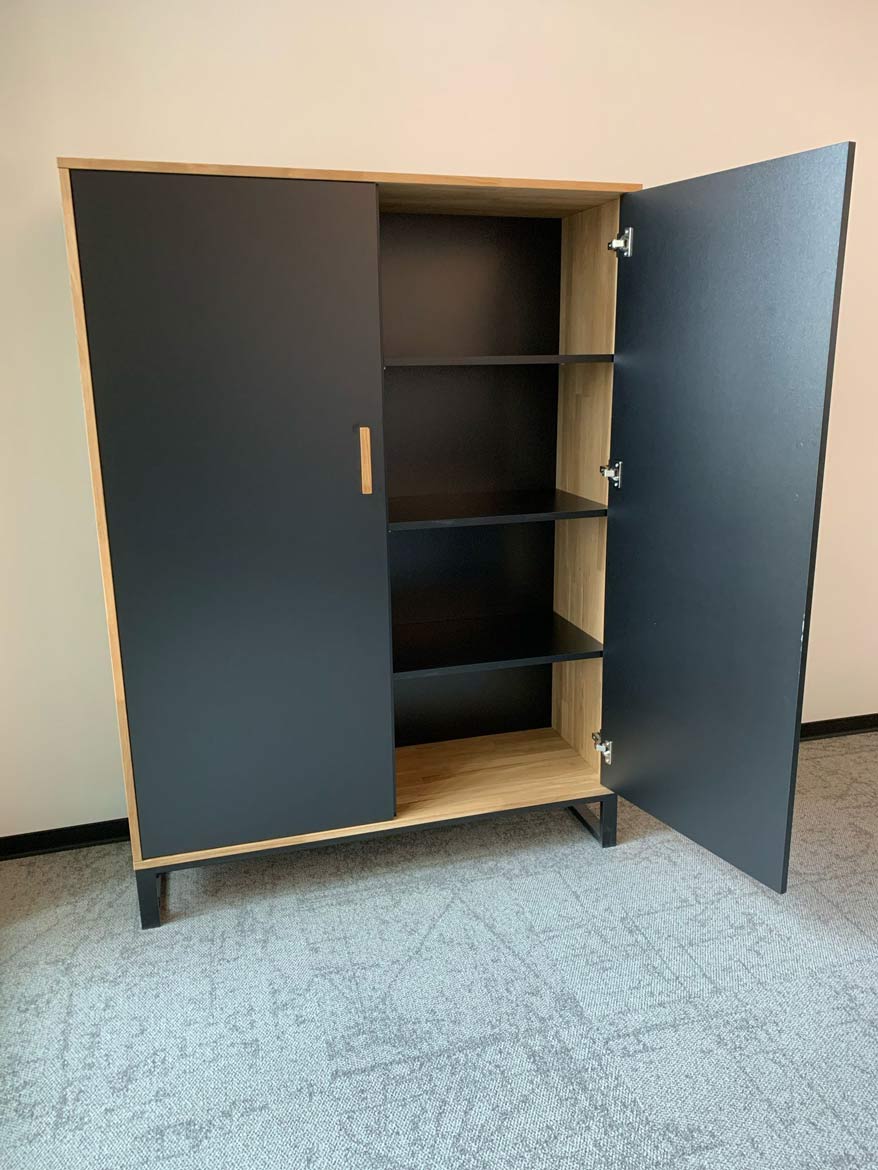 Une armoire haut de gamme en bois naturel sur un piètement métallique vient d'être livrée à un client en Allemagne !