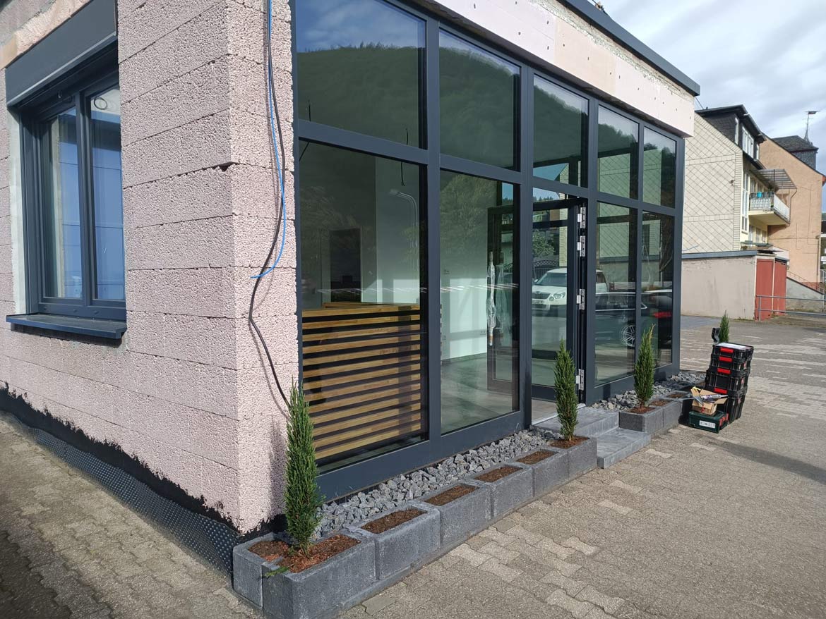 Un comptoir d'accueil en bois dans un concessionnaire automobile en Allemagne