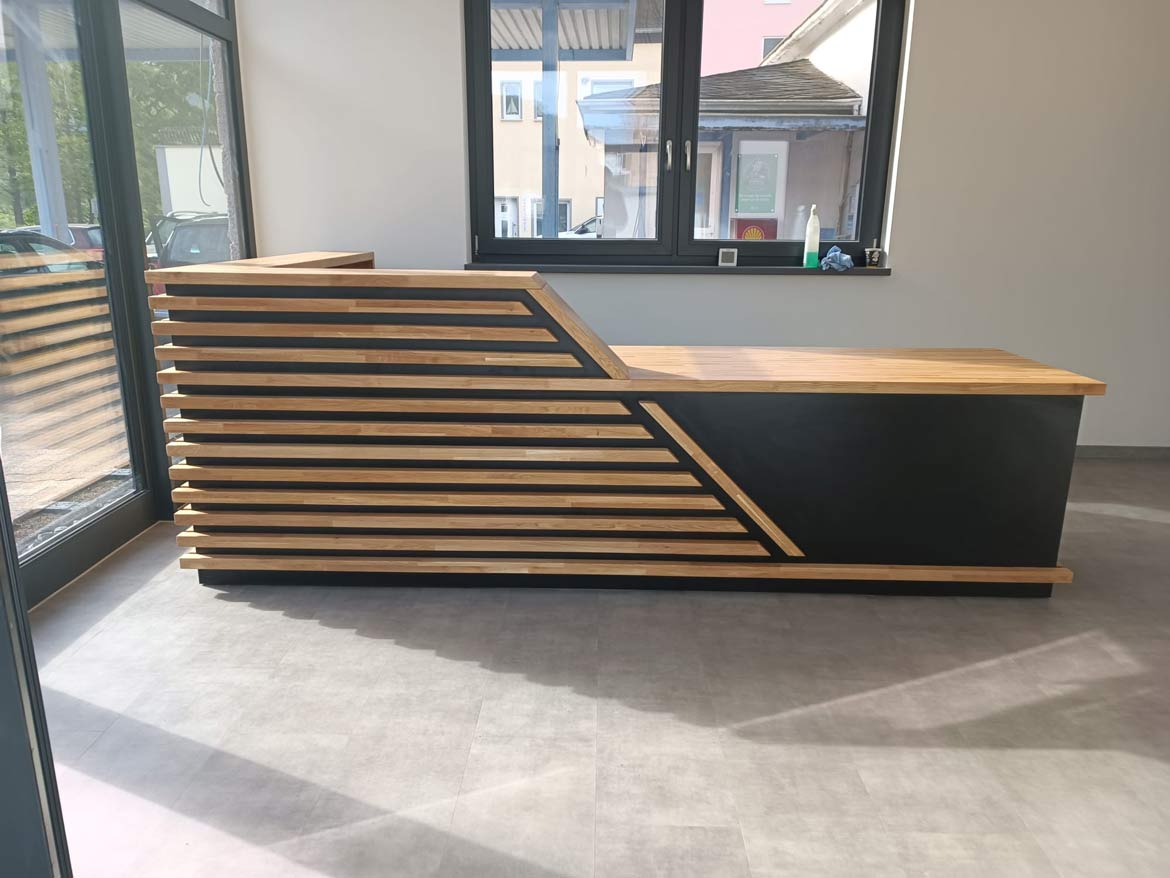 Un comptoir d'accueil en bois dans un concessionnaire automobile en Allemagne