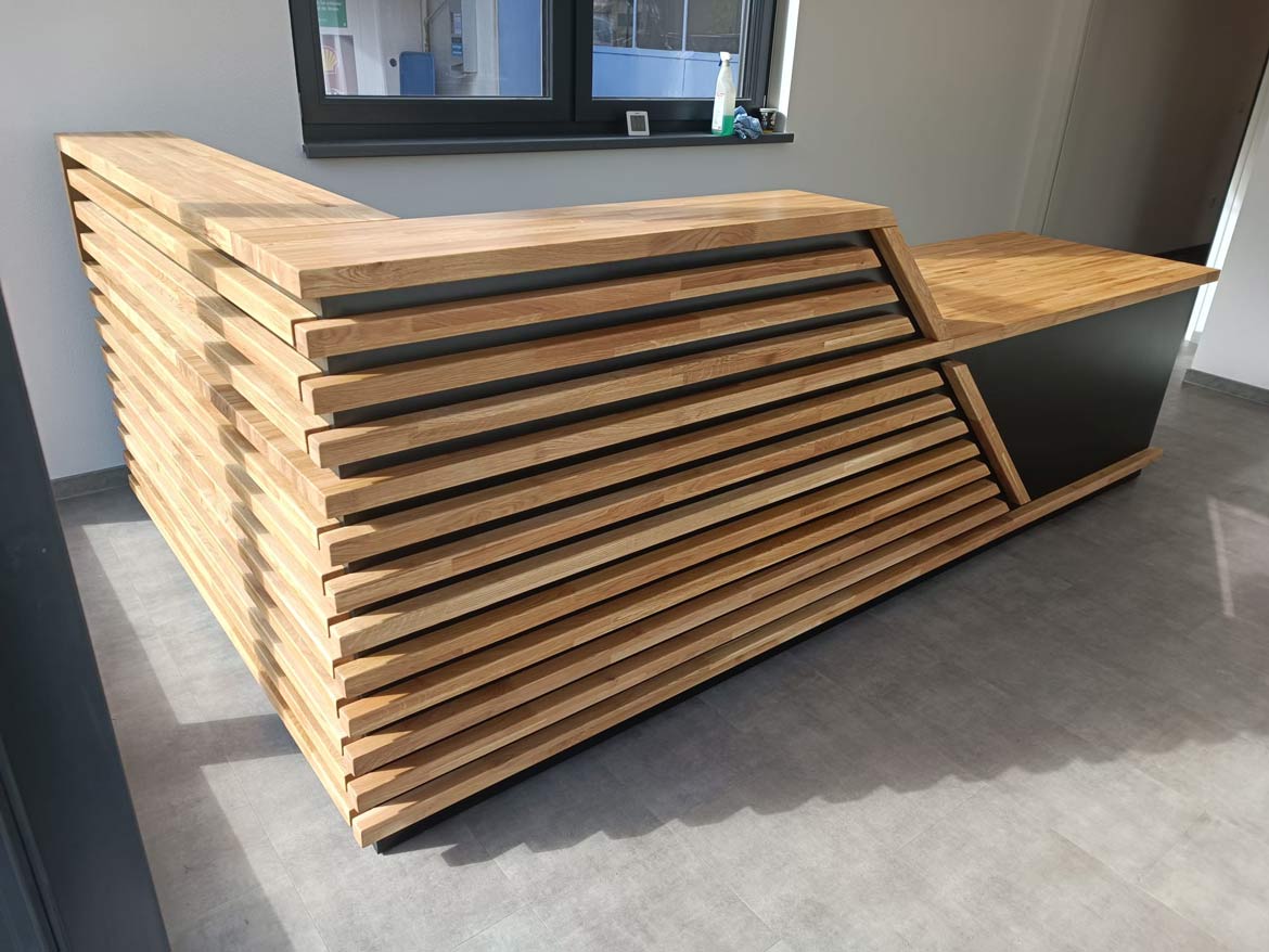 Un comptoir d'accueil en bois dans un concessionnaire automobile en Allemagne