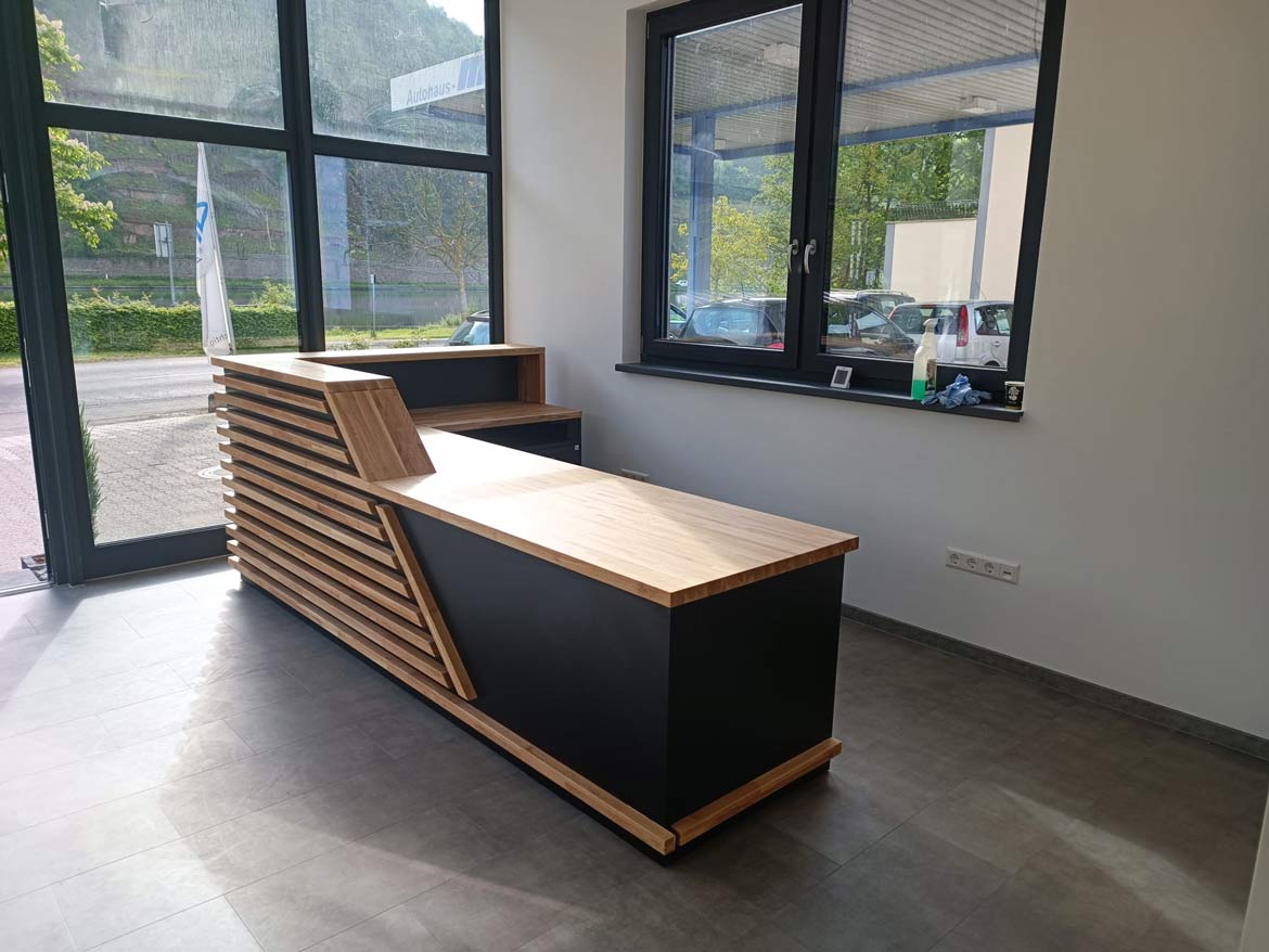 Un comptoir d'accueil en bois dans un concessionnaire automobile en Allemagne