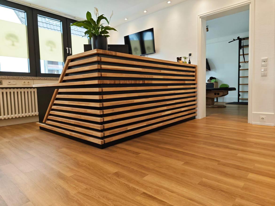 Comptoir d'accueil en bois pour un client étranger – Physiothérapie Stephan Muller