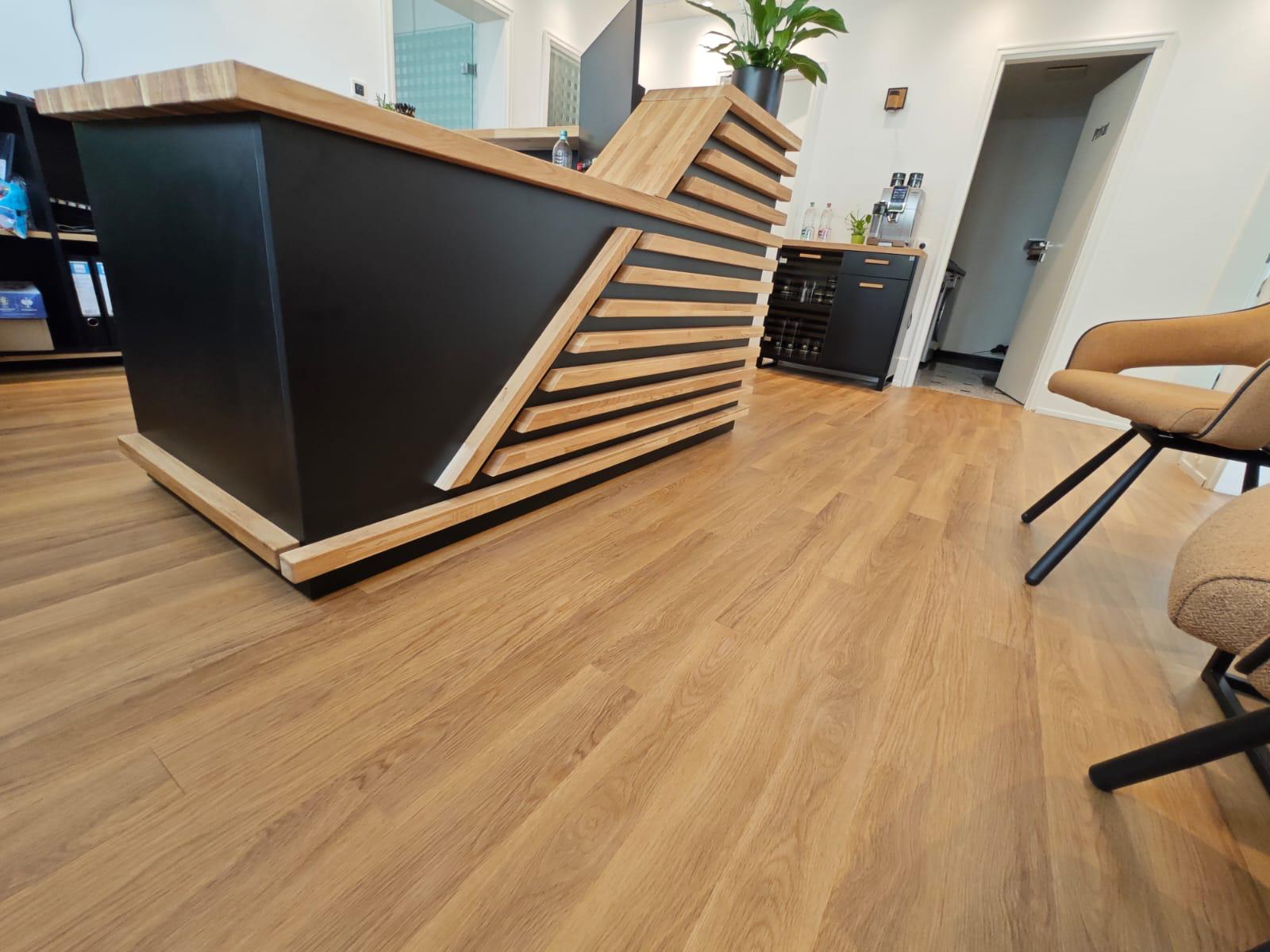 Comptoir d'accueil en bois pour un client étranger – Physiothérapie Stephan Muller